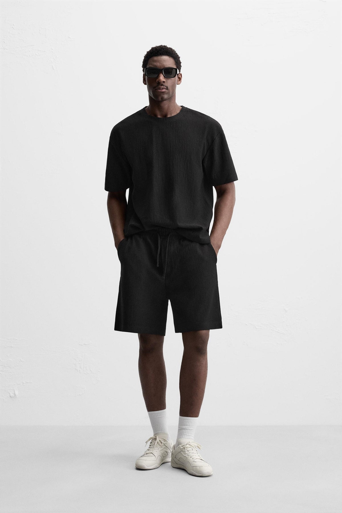 TEXTURED JOGGER BERMUDA SHORTS - Image 1
