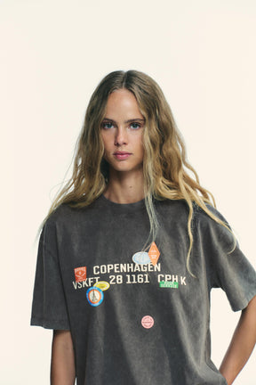 Gewaschenes T-Shirt mit Aufdruck