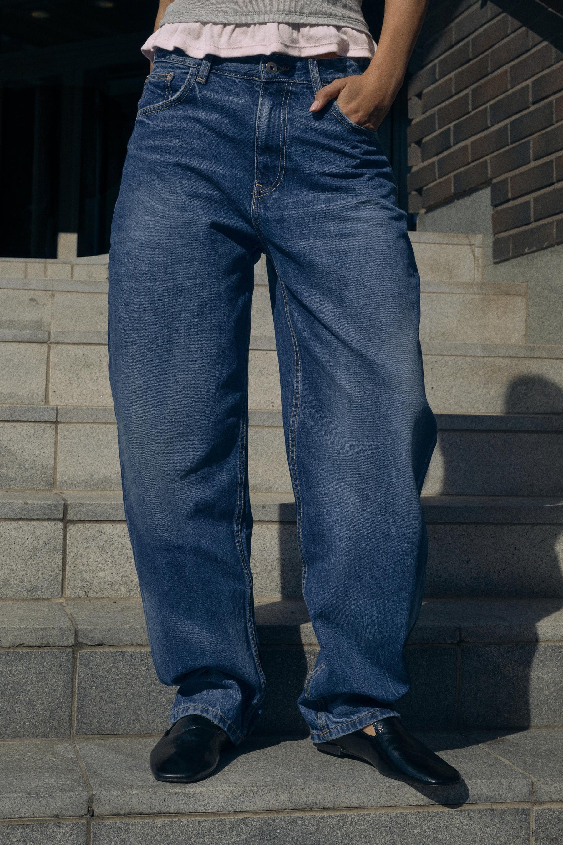 HOCHGESCHNITTENE FASSJEANS