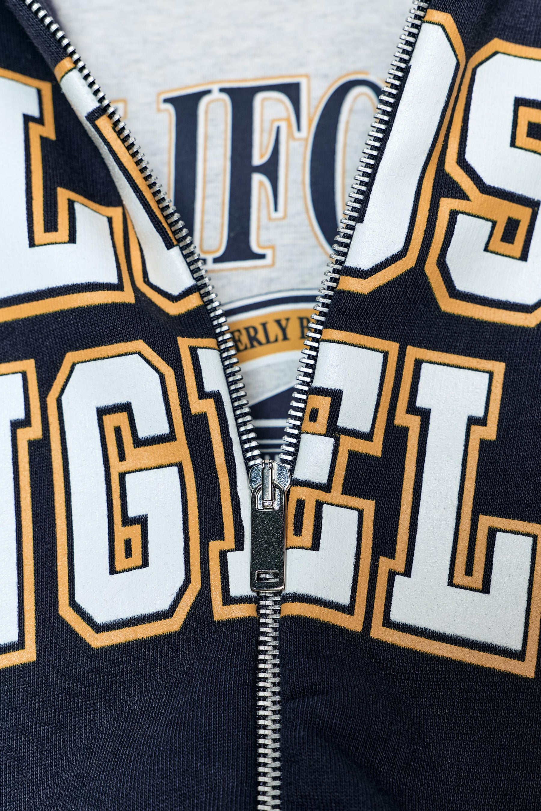 Kontrastfarbener College-Hoodie