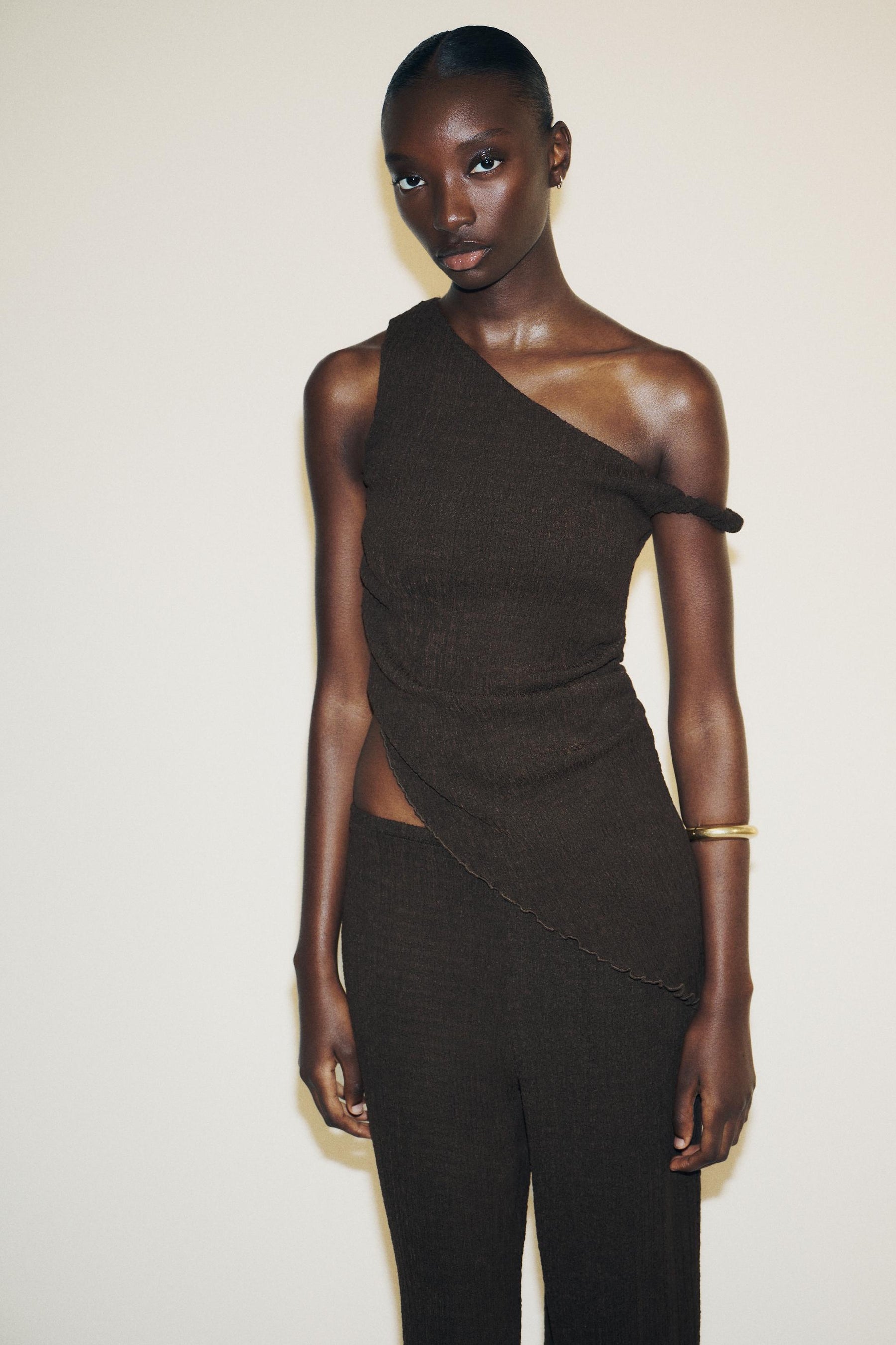 Strukturiertes asymmetrisches Modetop