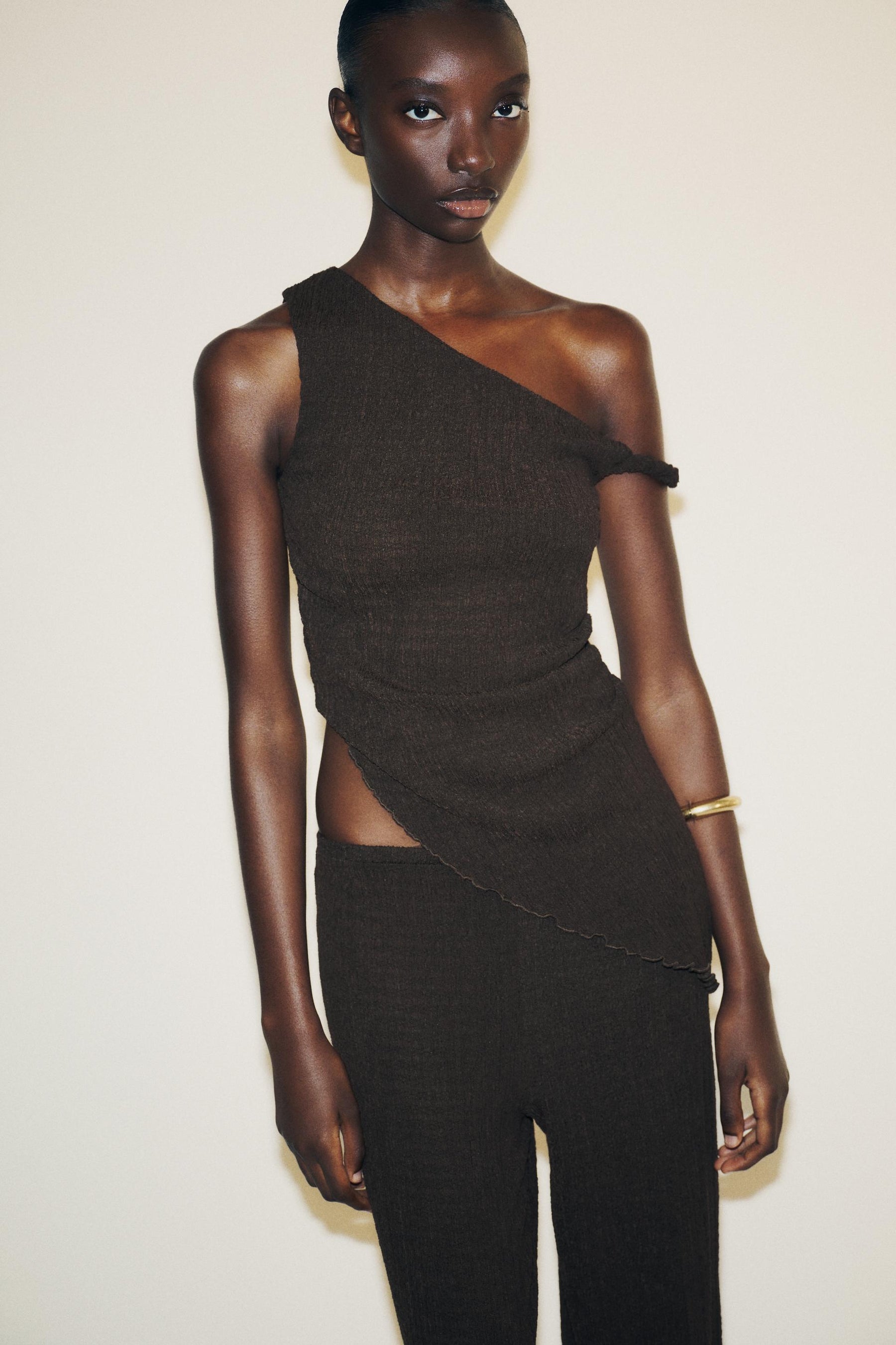 STRUKTURIERTE HOSE MIT WEITEM BEIN