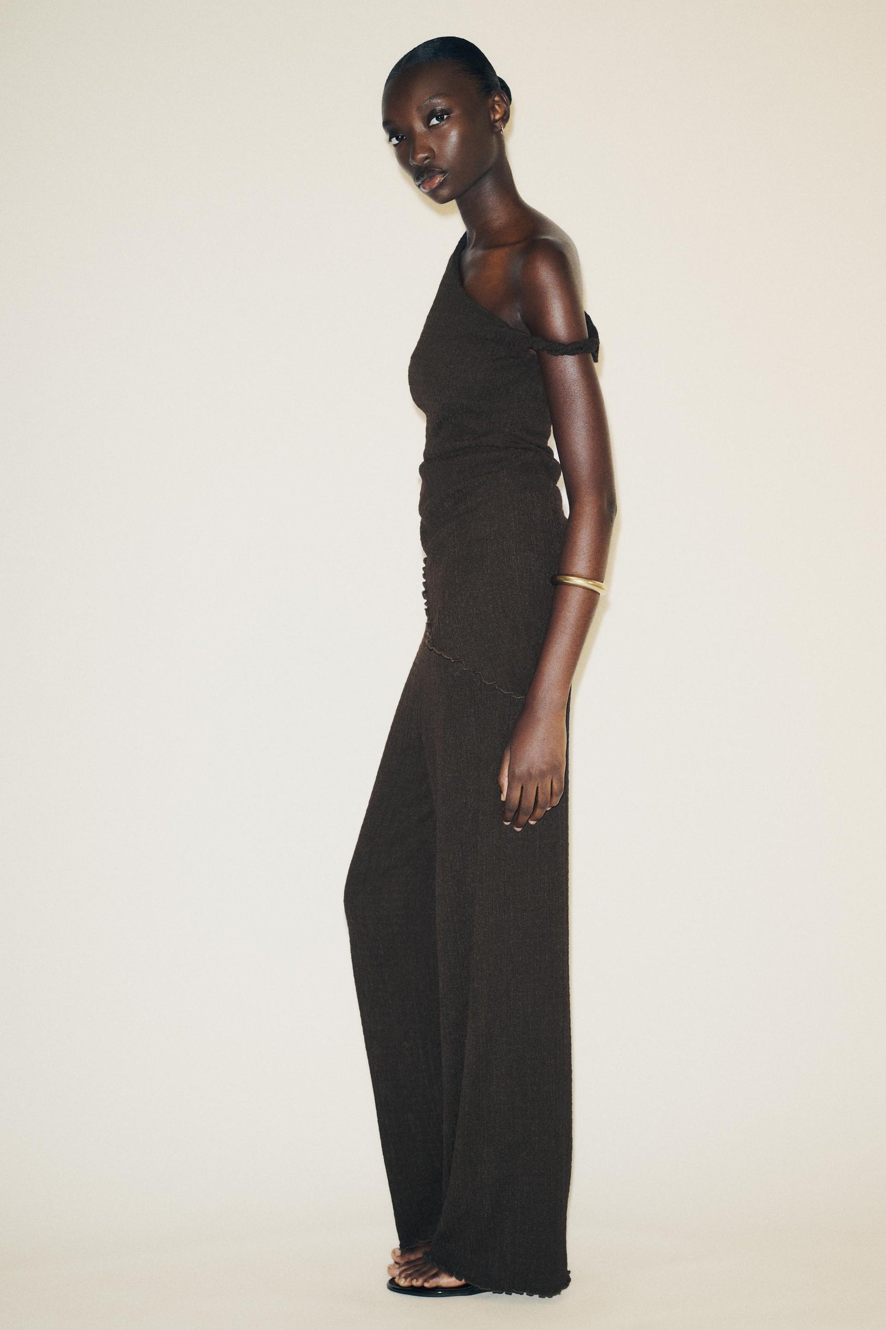 STRUKTURIERTE HOSE MIT WEITEM BEIN