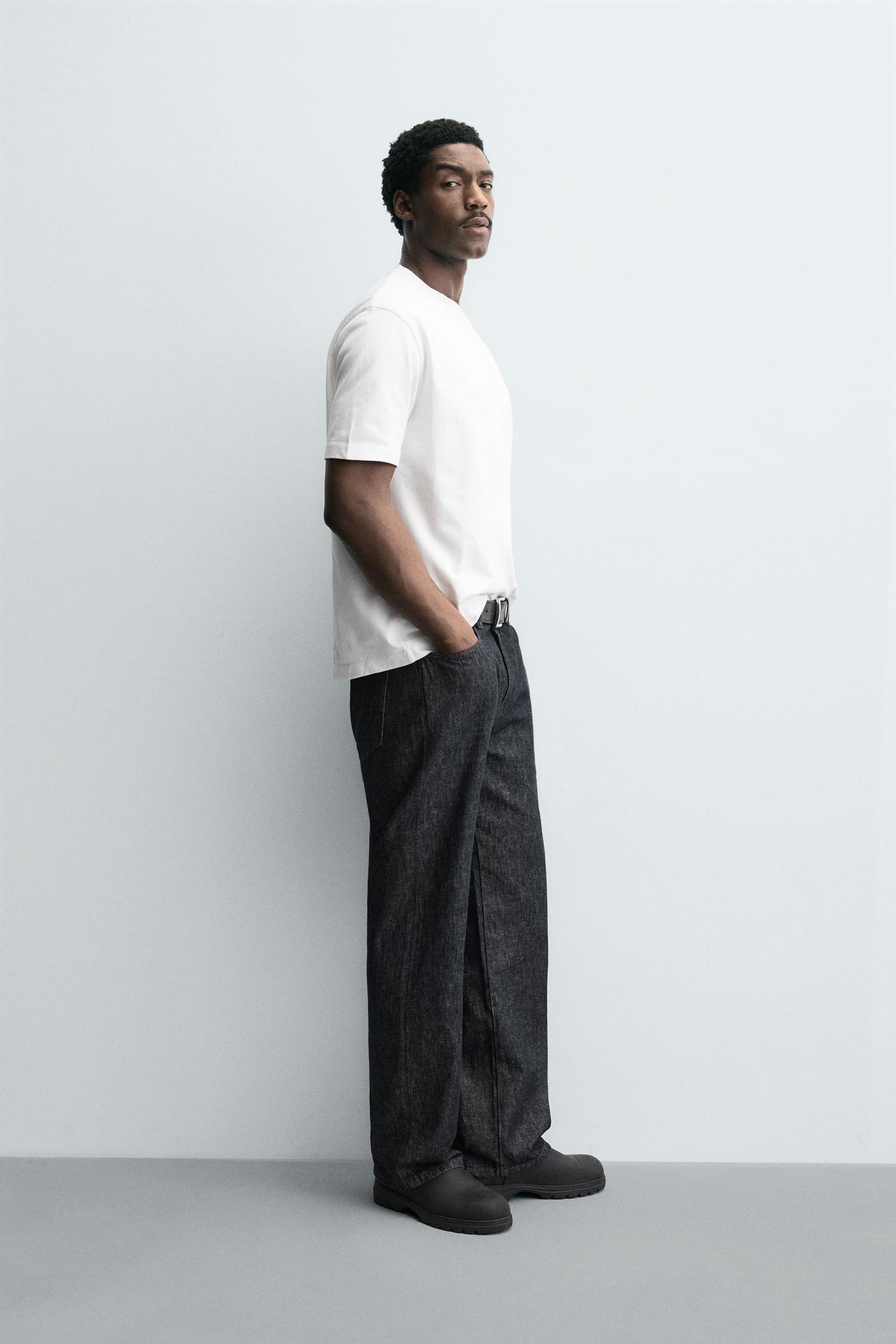 HEAVYWEIGHT SHORT SLEEVE T-SHIRT - Image 3