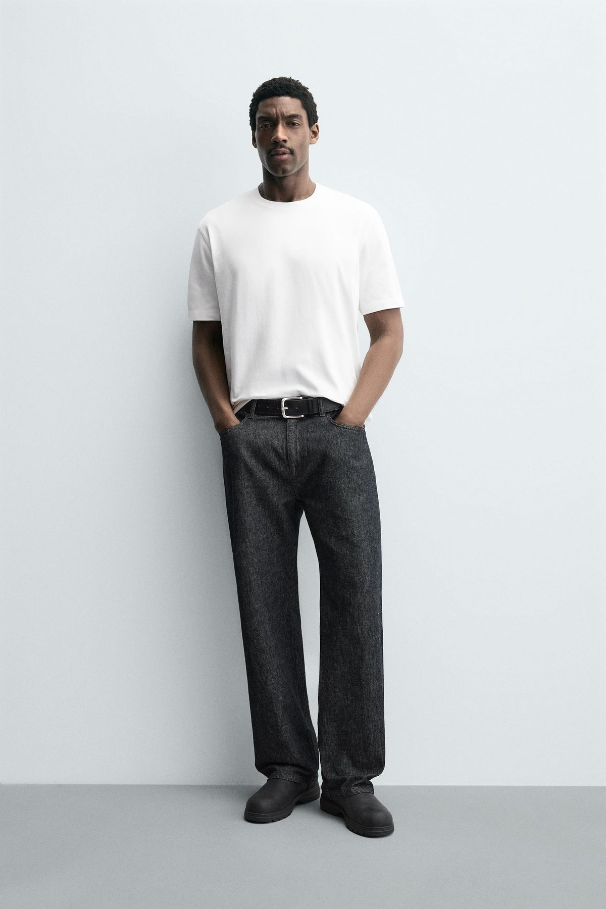 HEAVYWEIGHT SHORT SLEEVE T-SHIRT - Image 1