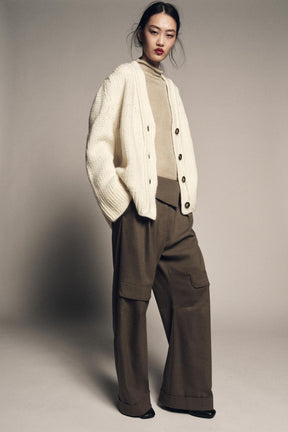 Strickjacke aus Wolle mit V-Ausschnitt