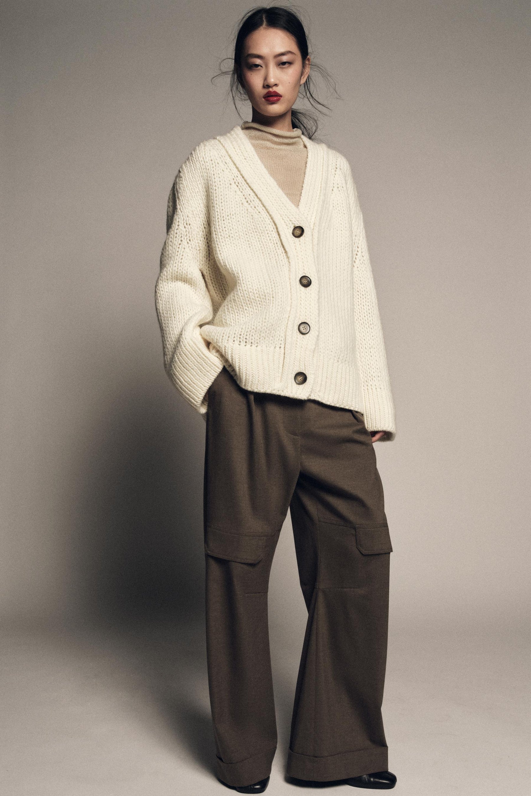 Strickjacke aus Wolle mit V-Ausschnitt