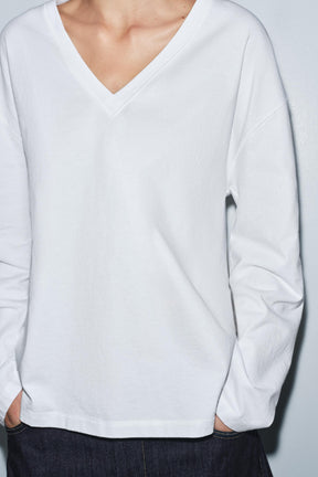 V-Ausschnitt-T-Shirt