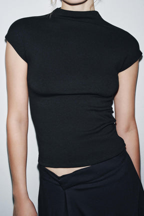 Oberteil mit hohem Kragen