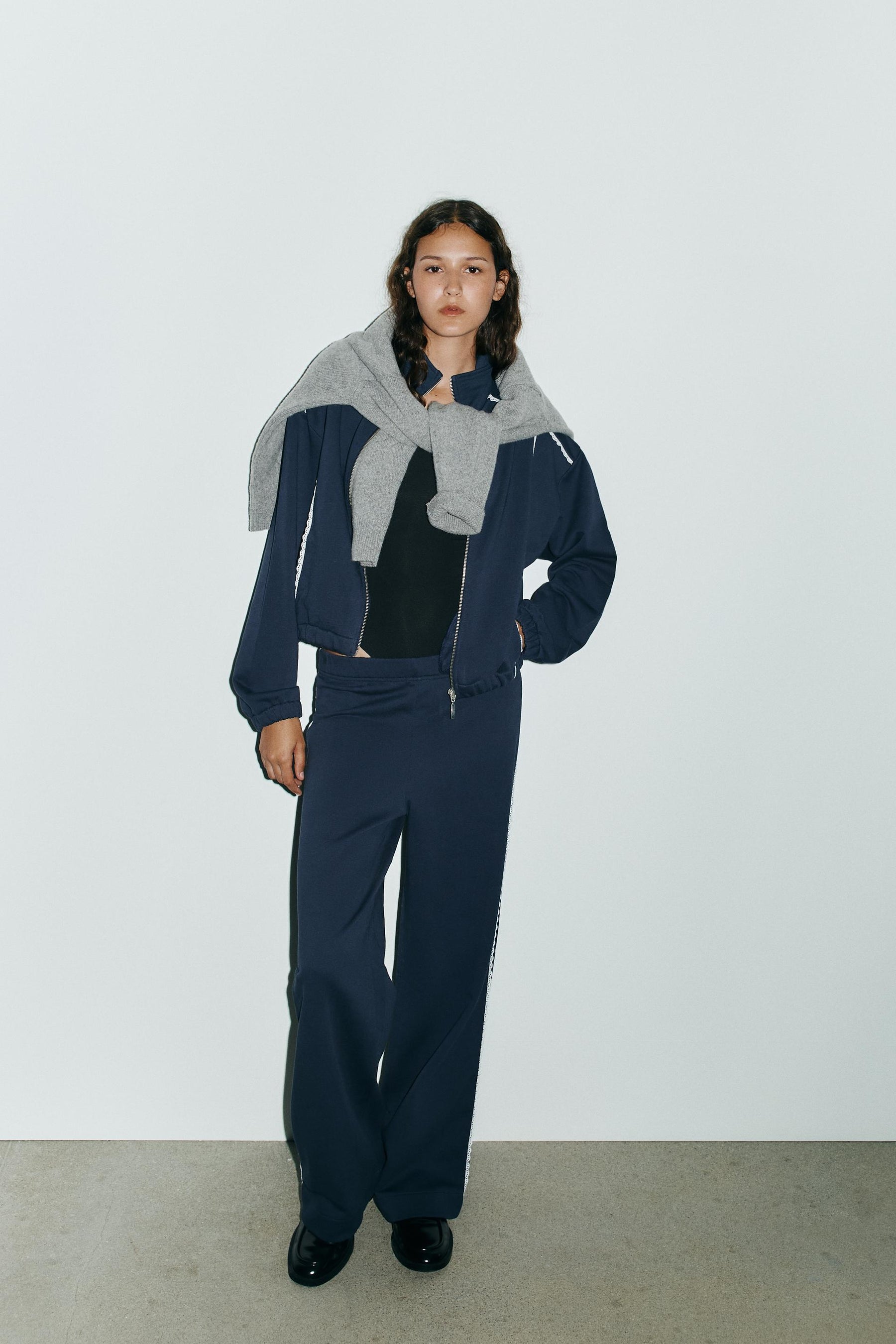 VOLUME SPITZEN-SWEATSHIRT