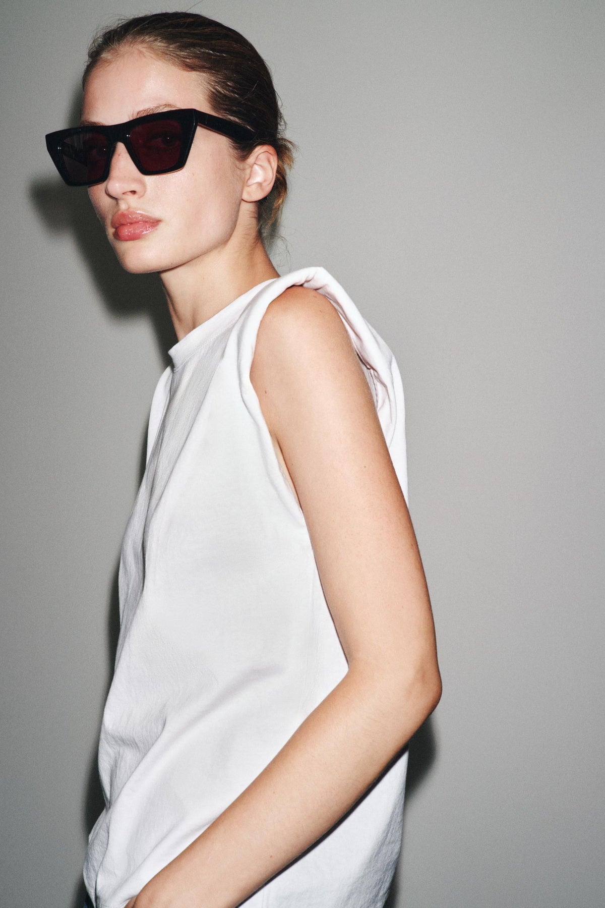 Ärmelloses Hemd mit Schulterpolstern