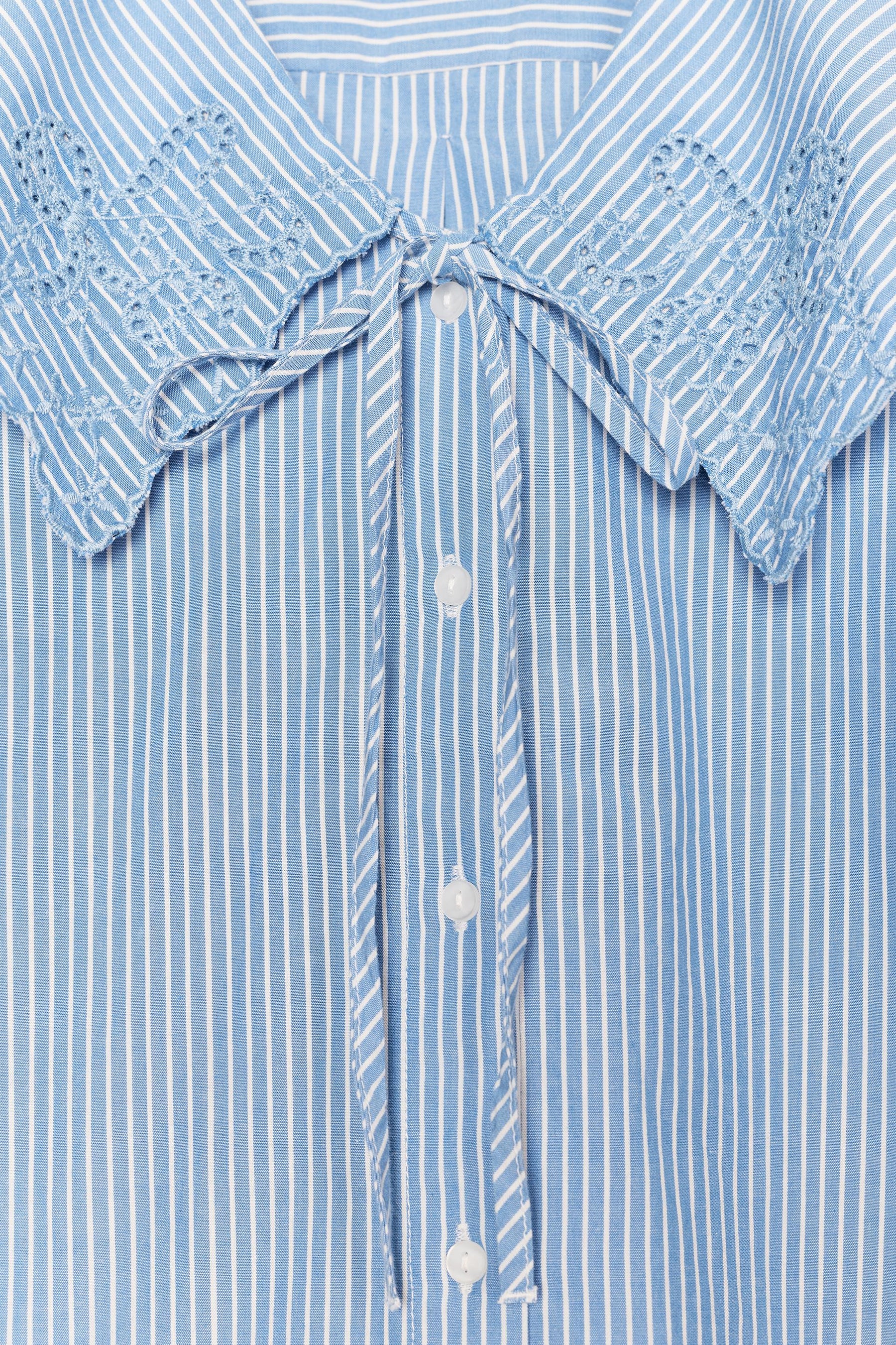 Gestreiftes Hemd mit besticktem Kragen