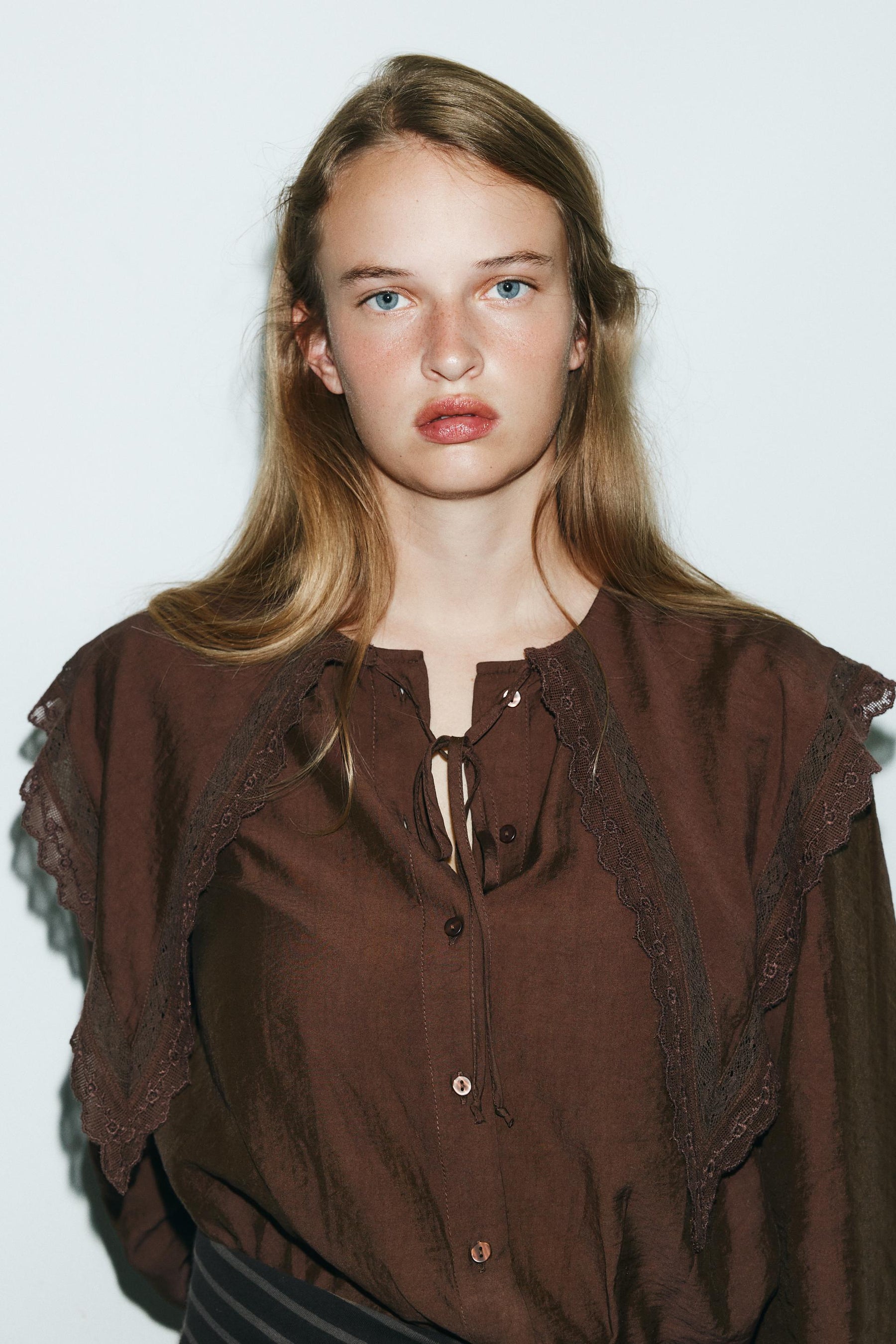 Fließendes Hemd mit Kragen