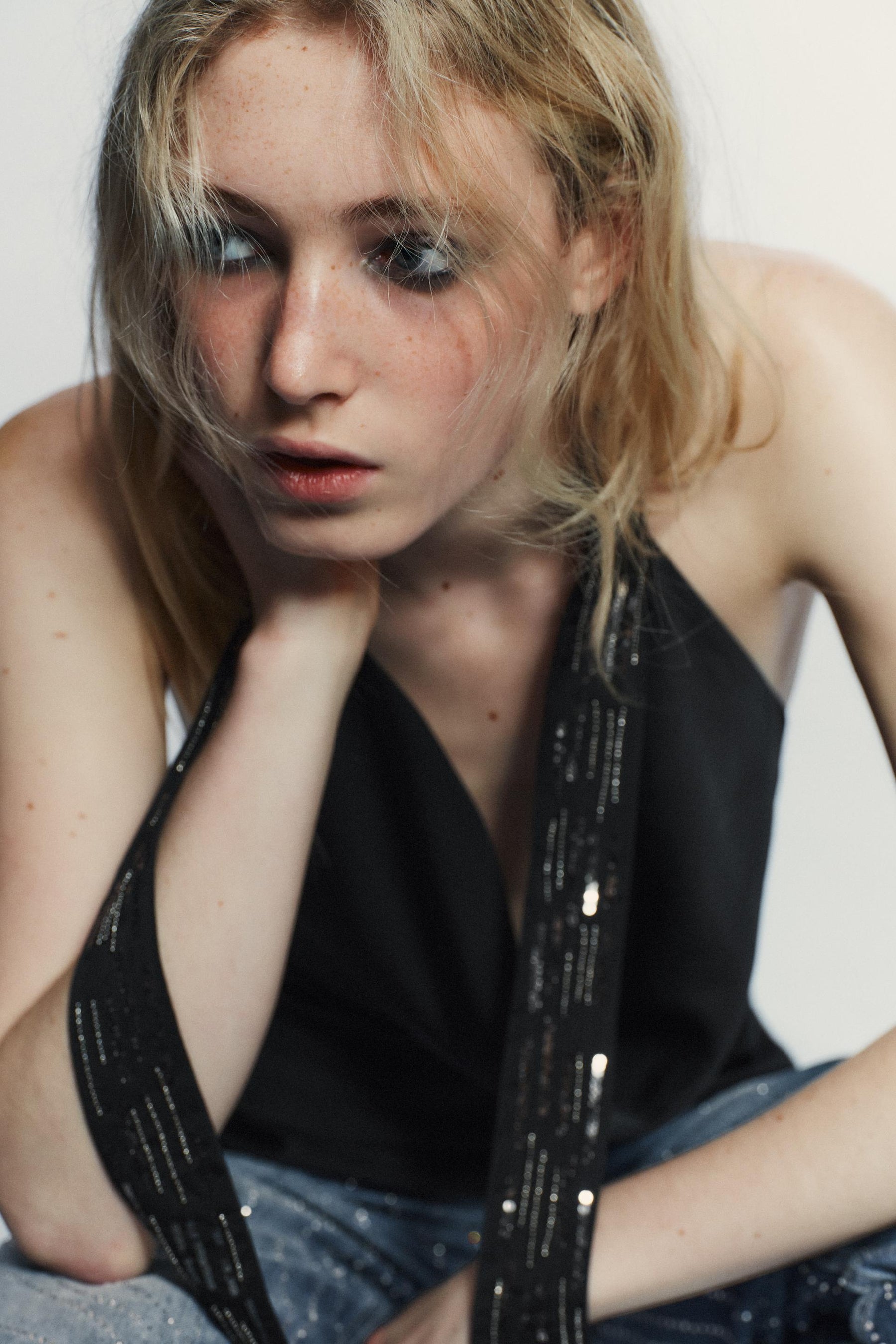 Satin-Top mit Perlenbesatz