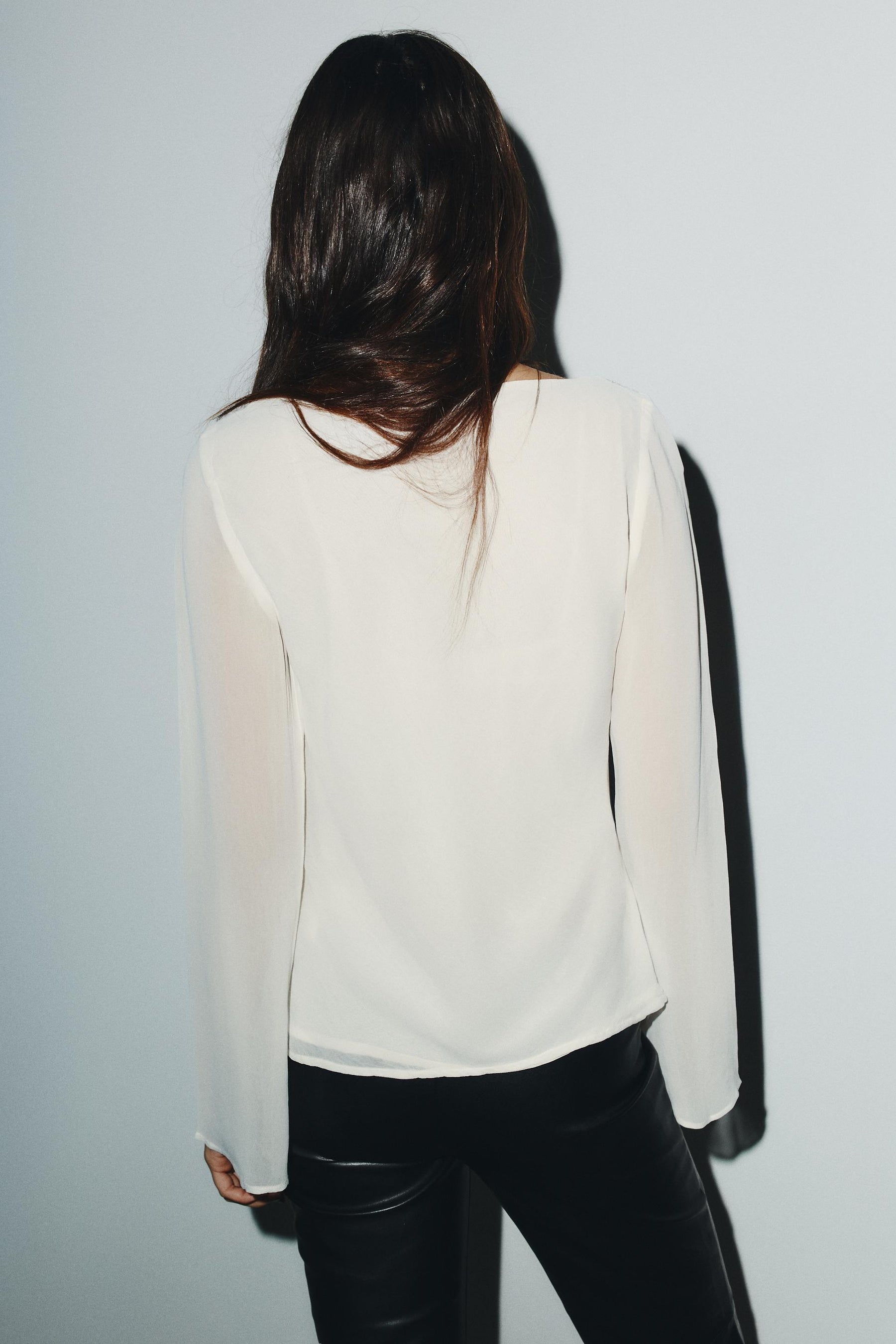 GEORGETTE-SHIRT MIT SPITZENAKZENTEN