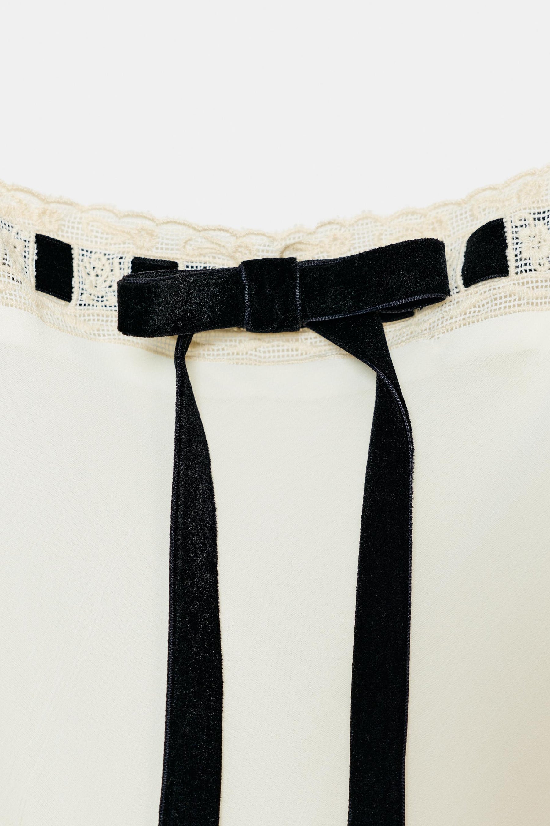 GEORGETTE-SHIRT MIT SPITZENAKZENTEN