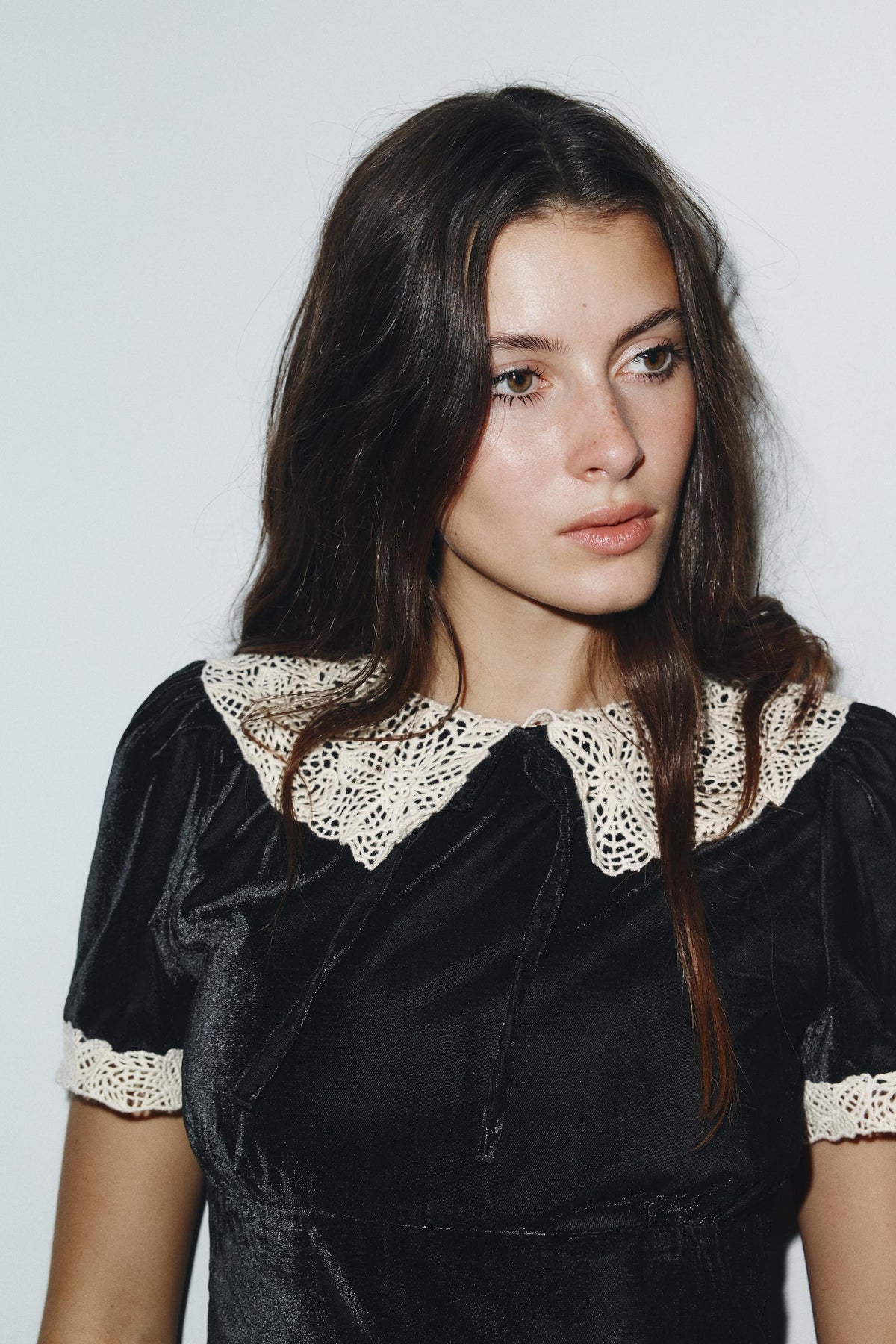 Samthemd mit Häkelschleife