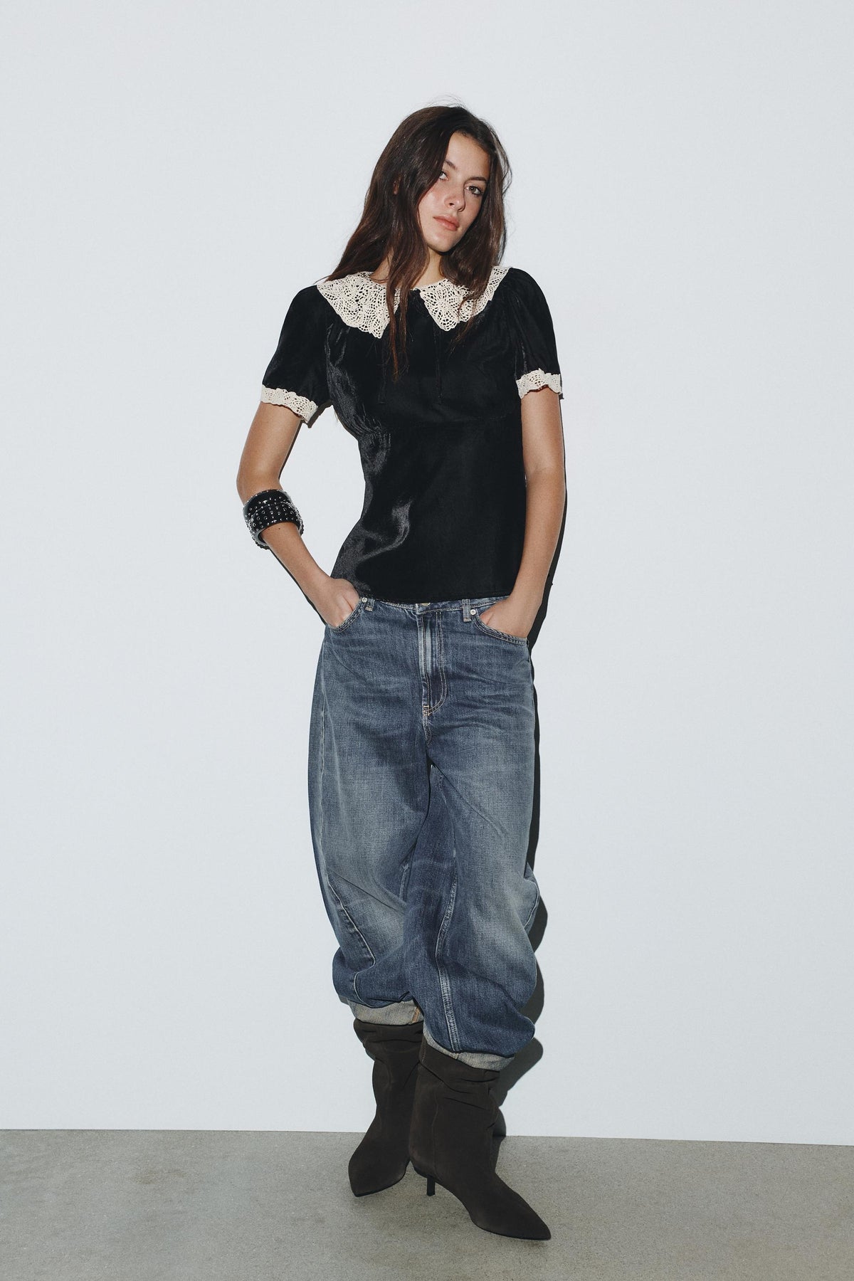 Samthemd mit Häkelschleife