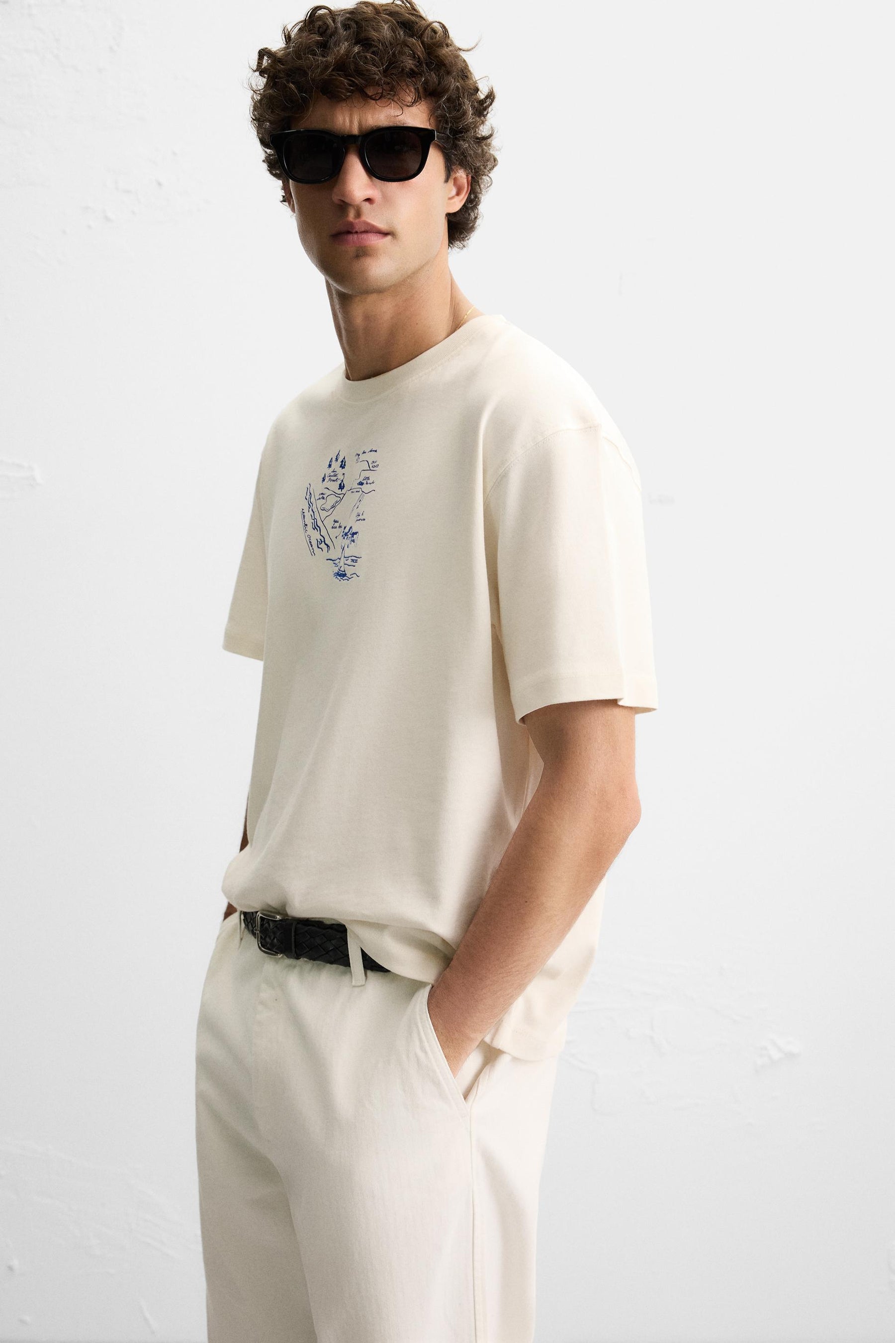 EMBROIDERED T-SHIRT WITH CONTRAST SLOGAN - Image 6