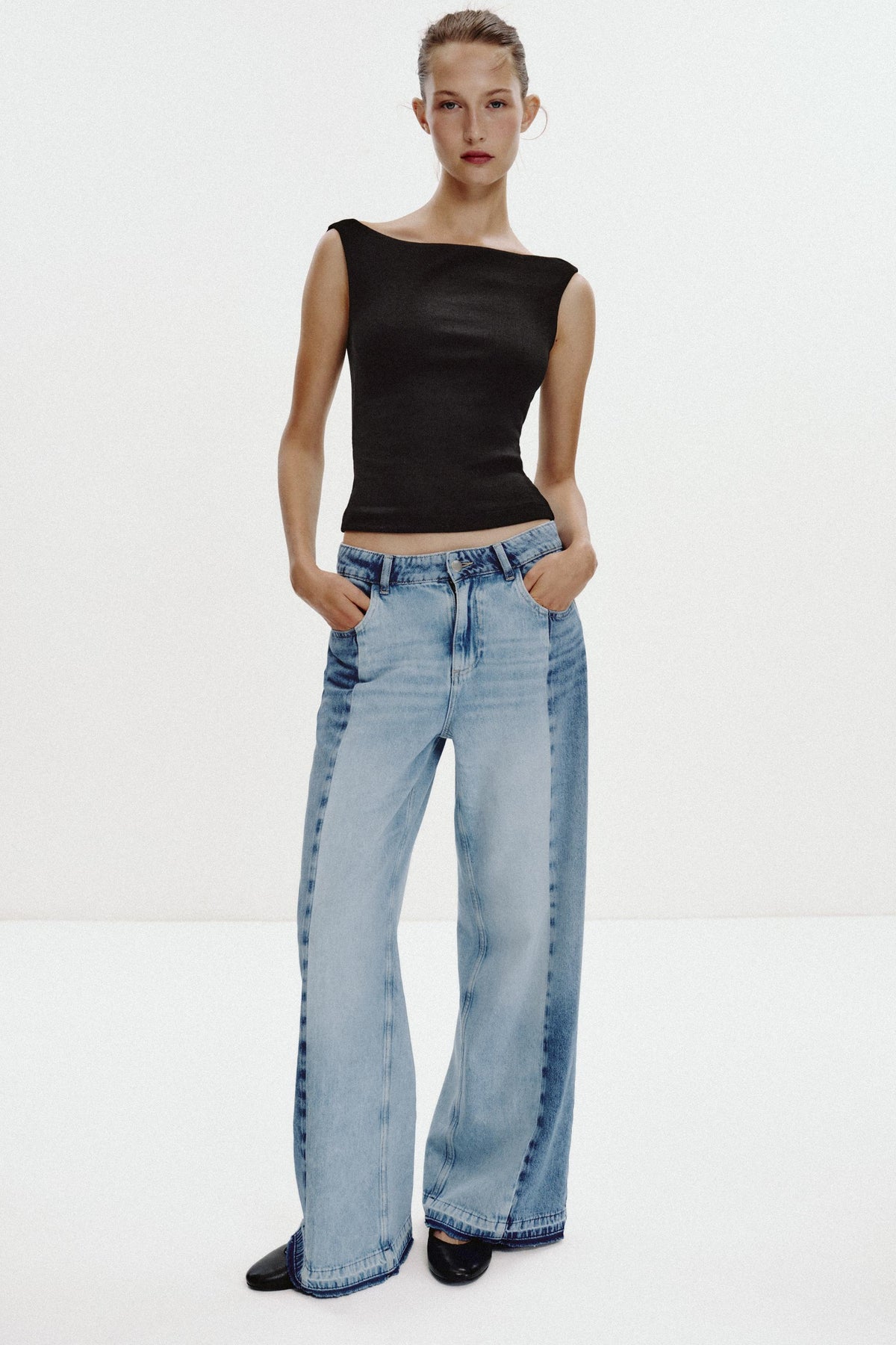 Geripptes T-Shirt mit Cut-Out-Schultern.