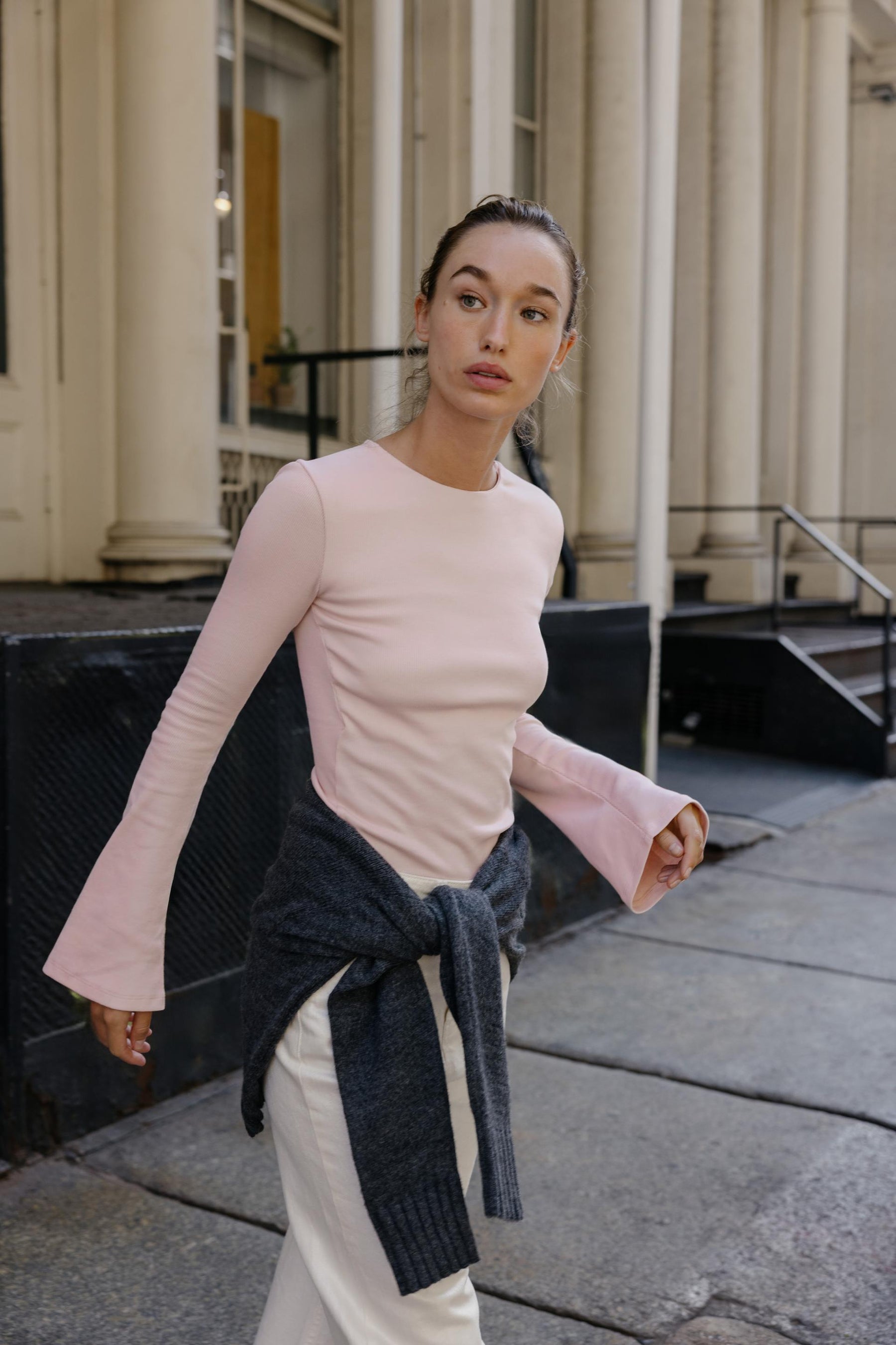 Geripptes T-Shirt mit ausgestellten Ärmeln.