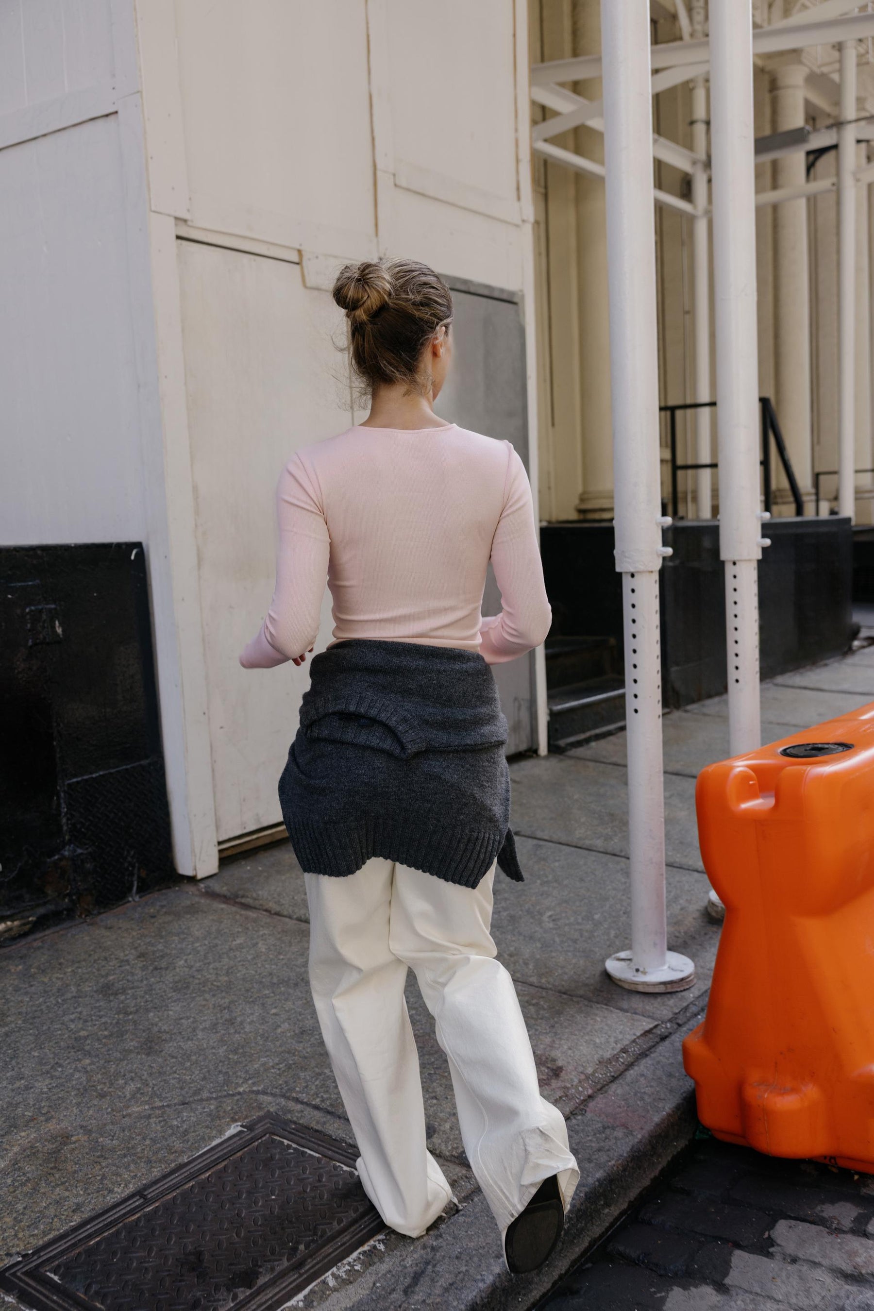 Geripptes T-Shirt mit ausgestellten Ärmeln.