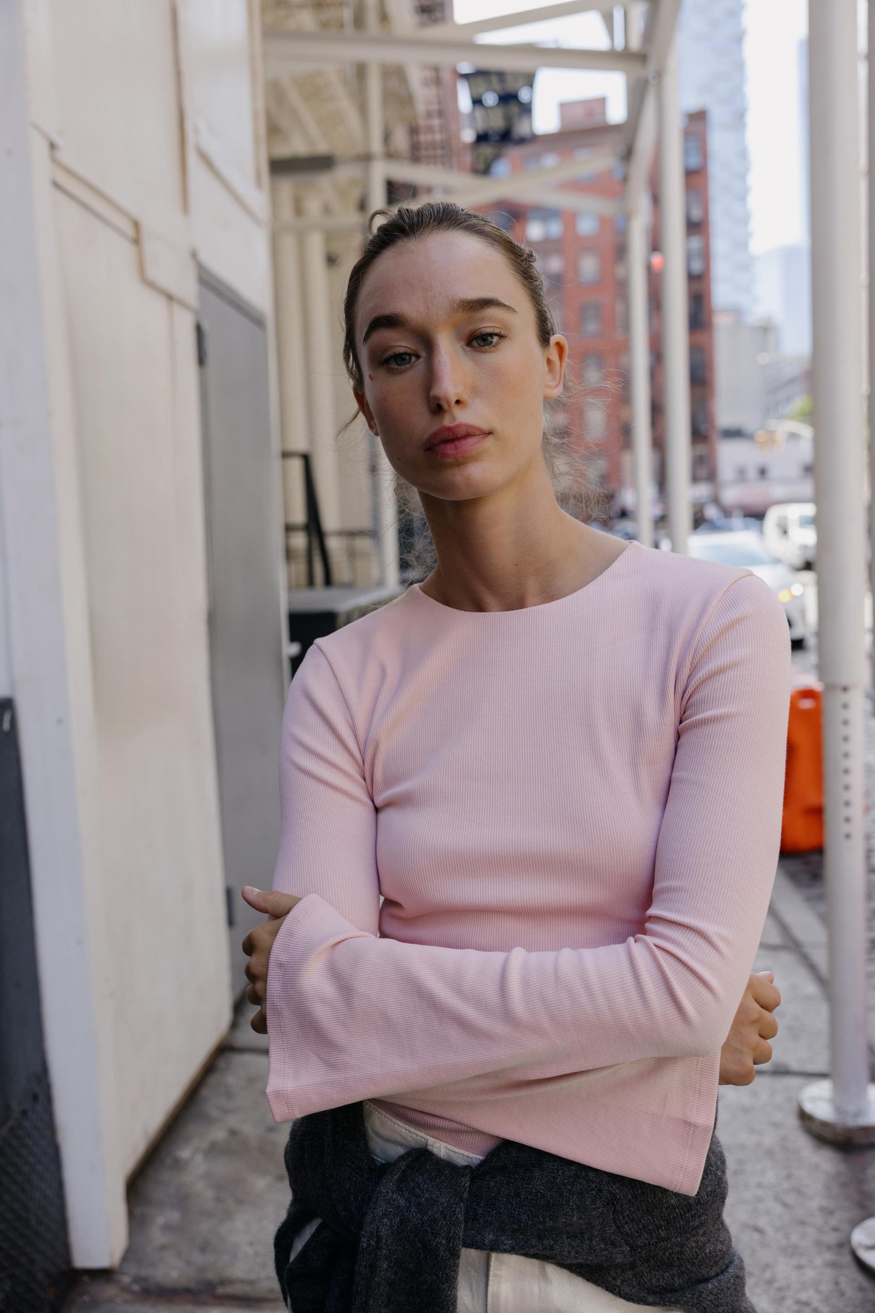 Geripptes T-Shirt mit ausgestellten Ärmeln.