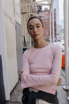 Geripptes T-Shirt mit ausgestellten Ärmeln.