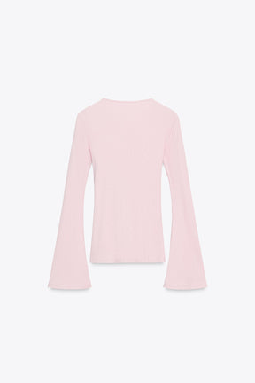 Geripptes T-Shirt mit ausgestellten Ärmeln.