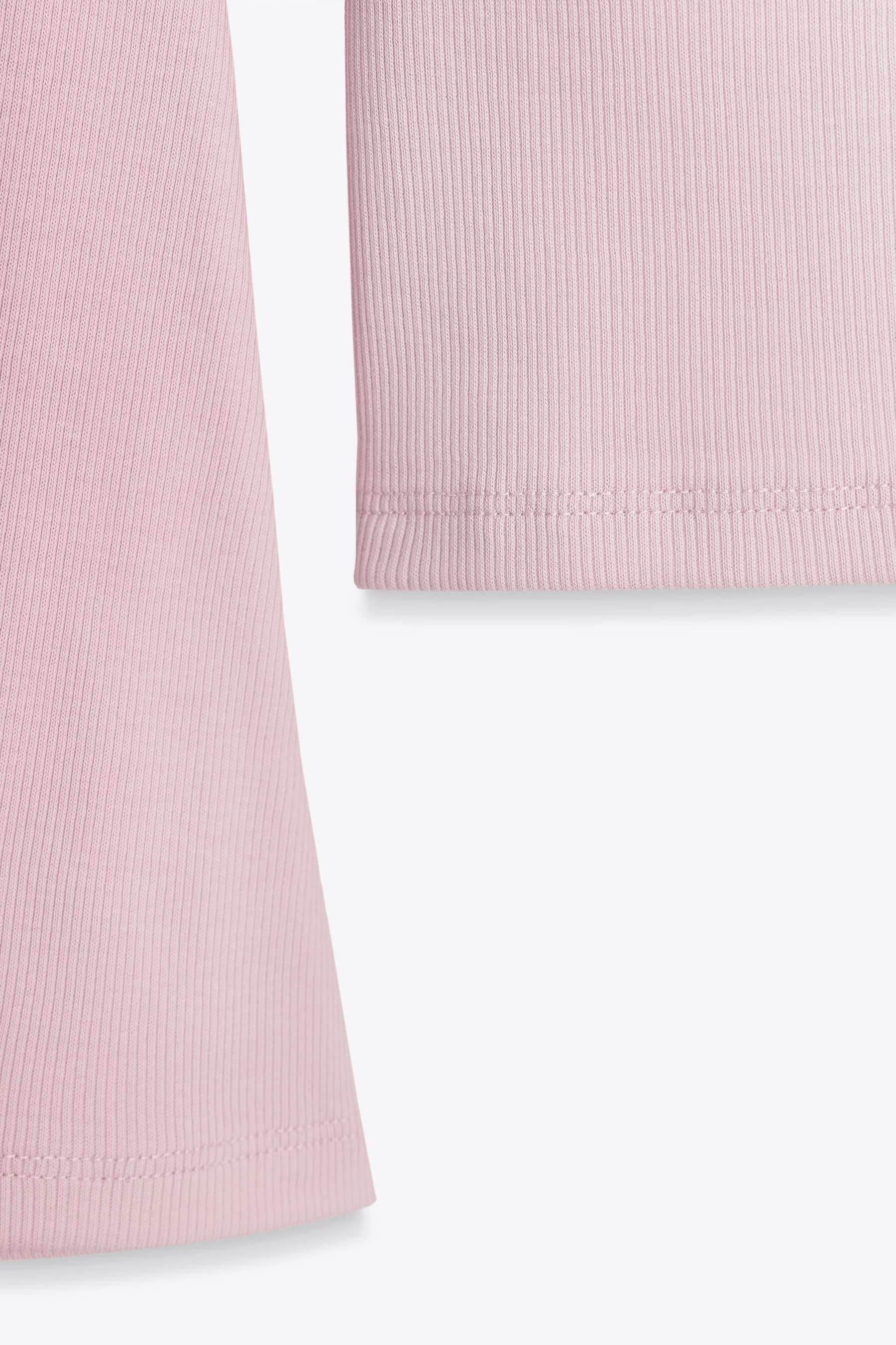 Geripptes T-Shirt mit ausgestellten Ärmeln.