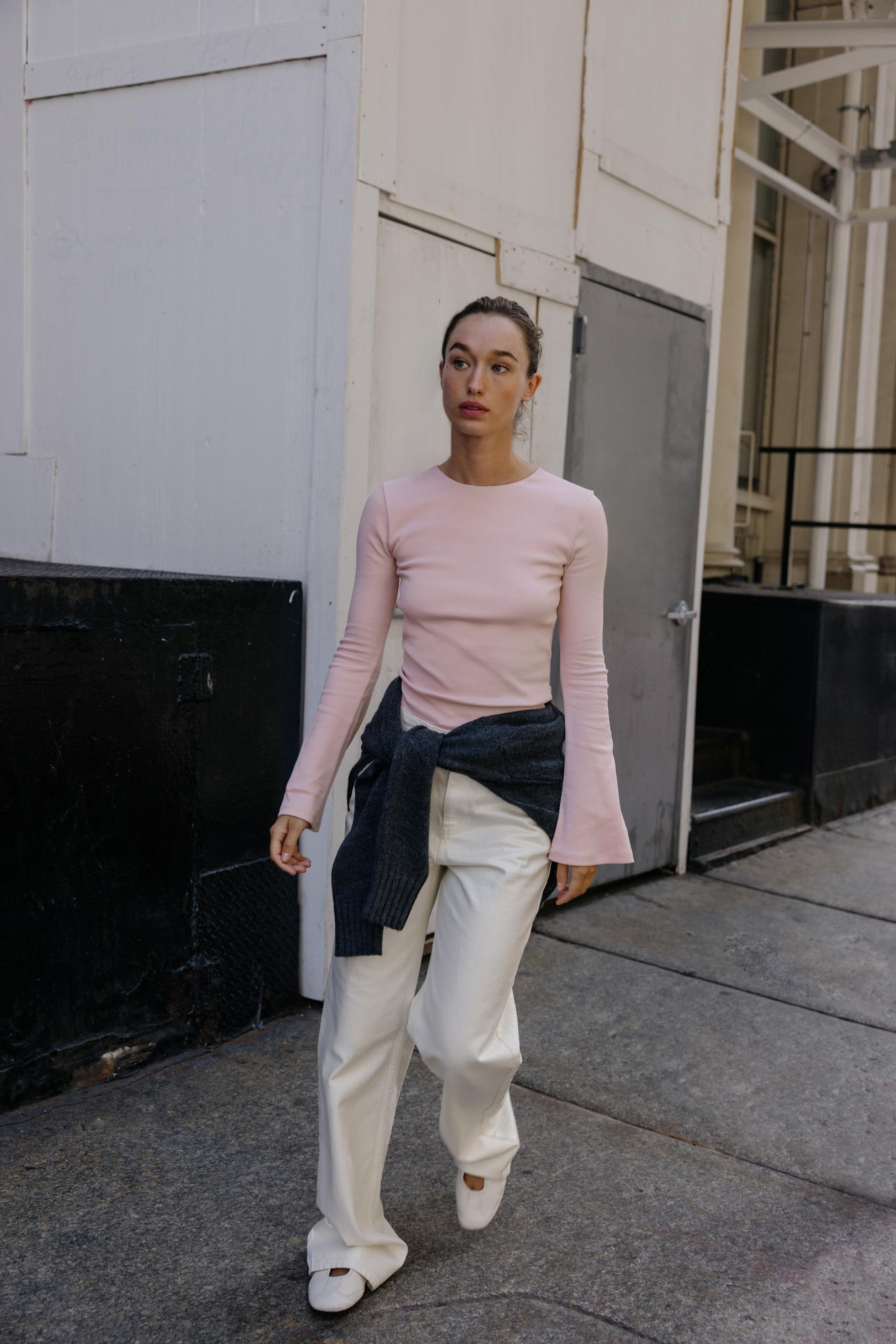 Geripptes T-Shirt mit ausgestellten Ärmeln.