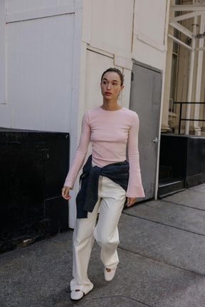 Geripptes T-Shirt mit ausgestellten Ärmeln.