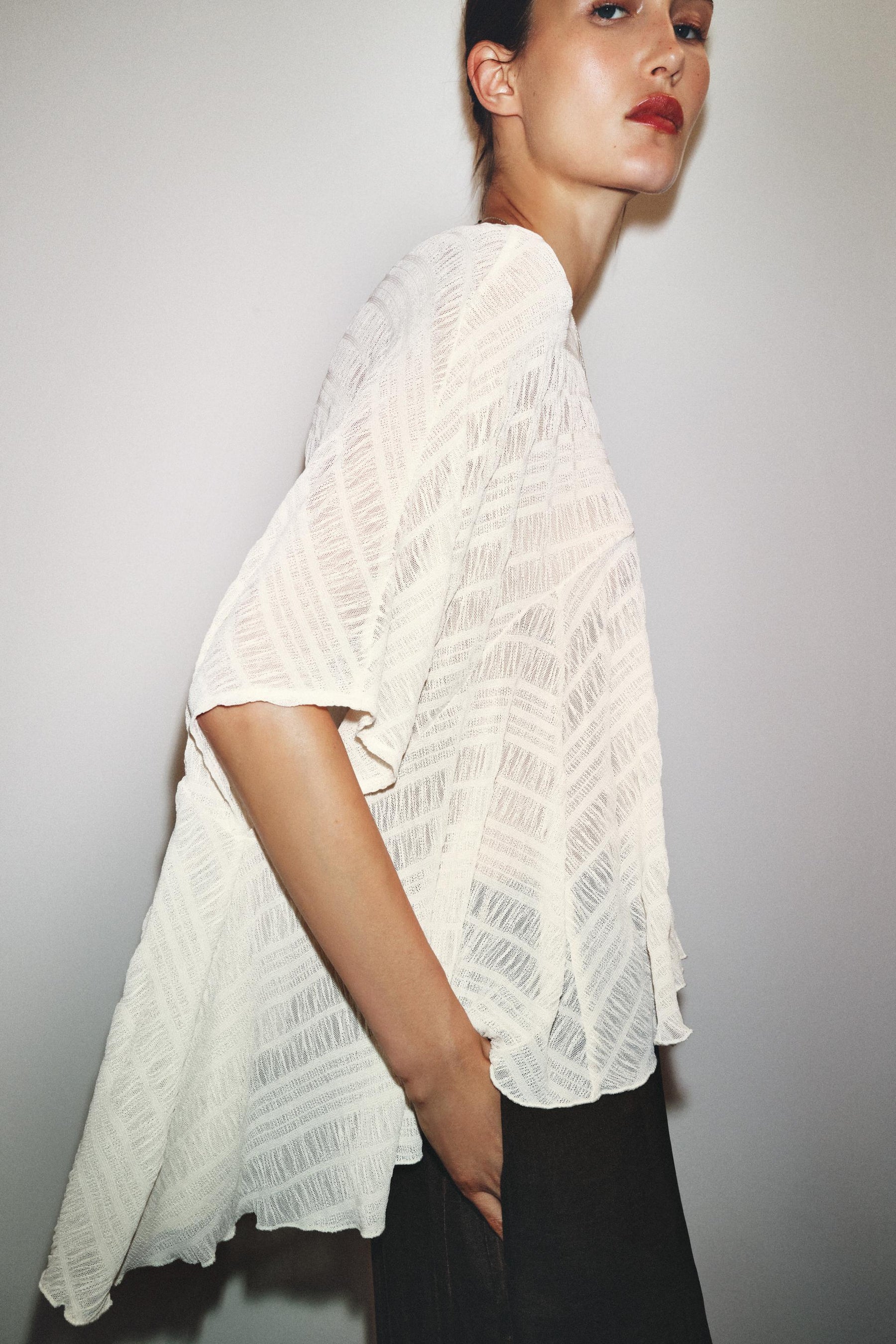 Strukturierte asymmetrische Cape-Bluse