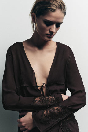 SPITZENHEMD MIT SCHLEIFEN