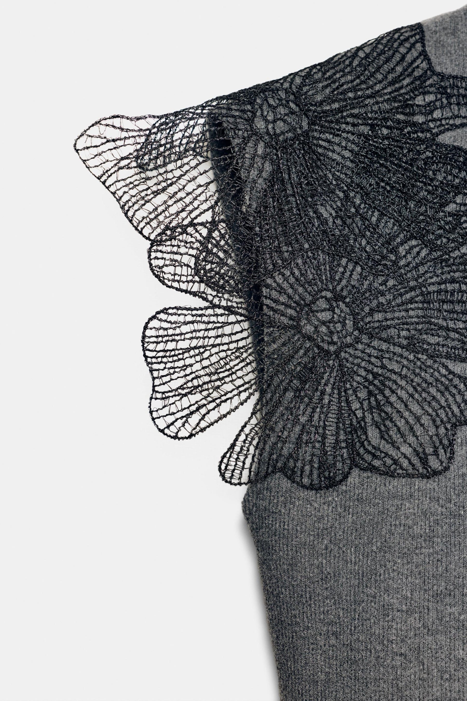 Geripptes Oberteil mit Blumenmuster