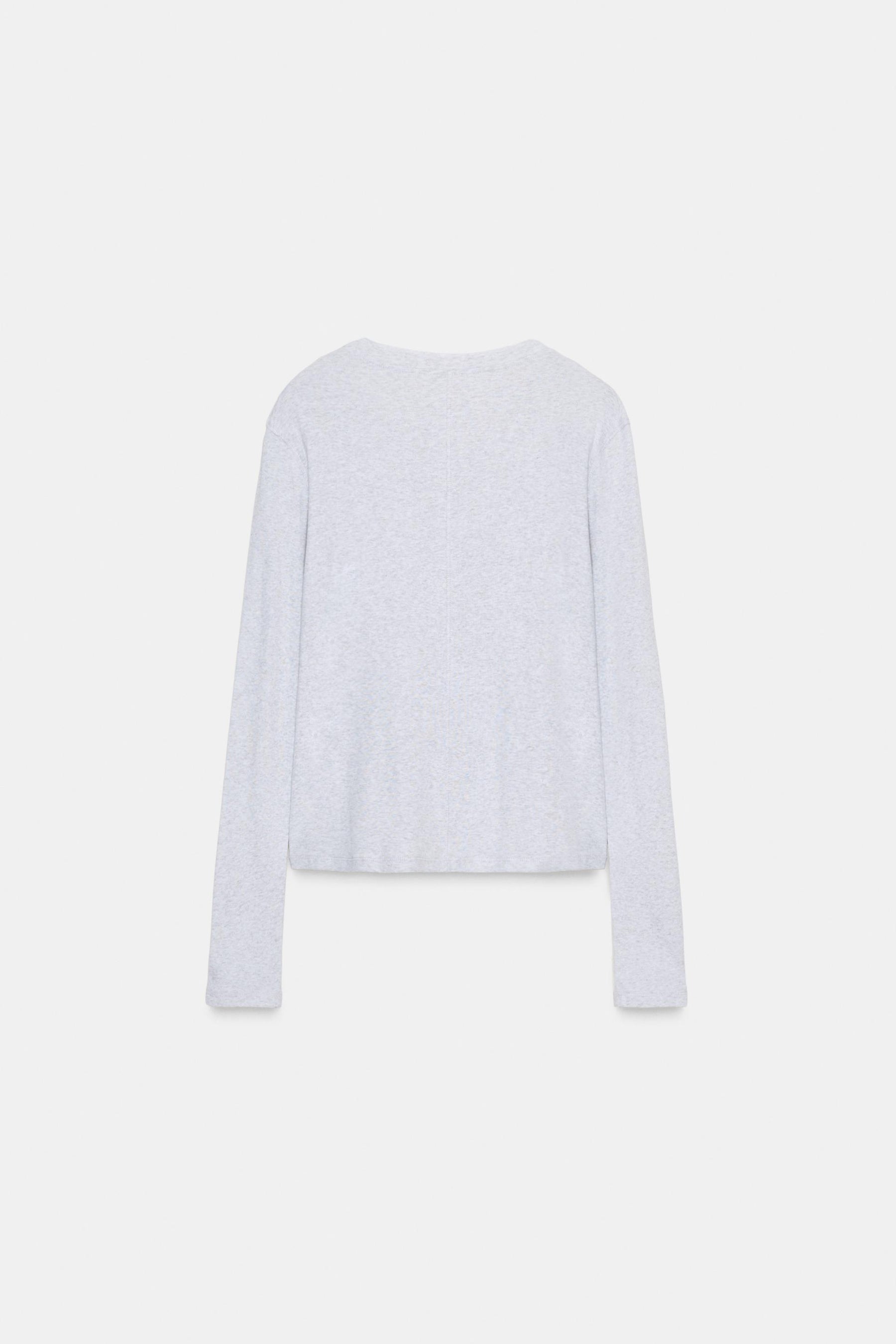 T-Shirt mit Blumenmuster auf der Vorderseite