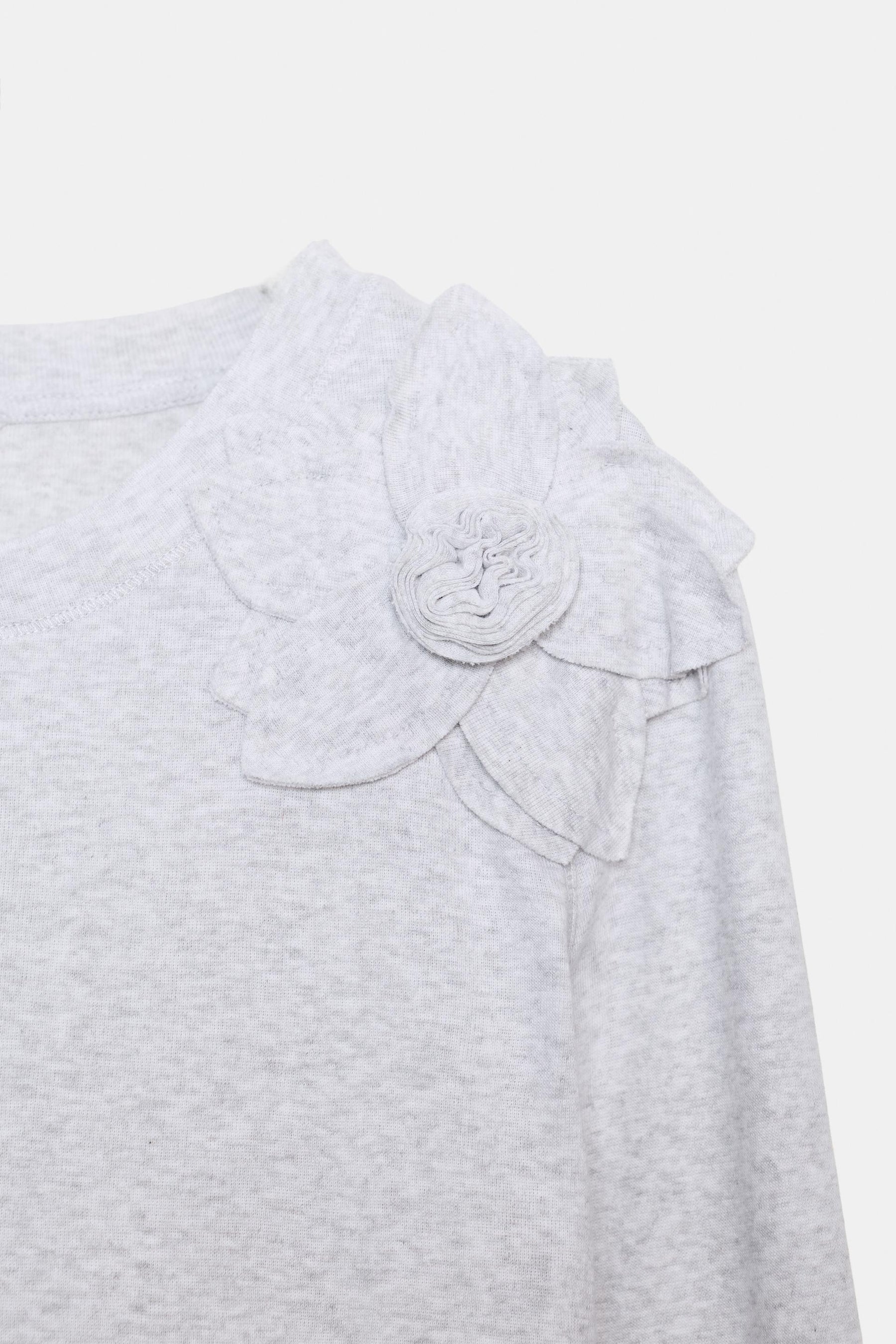 T-Shirt mit Blumenmuster auf der Vorderseite