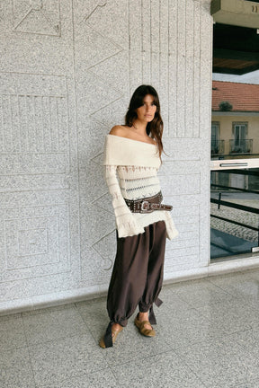 Schulterfreier Pullover mit Lochmuster