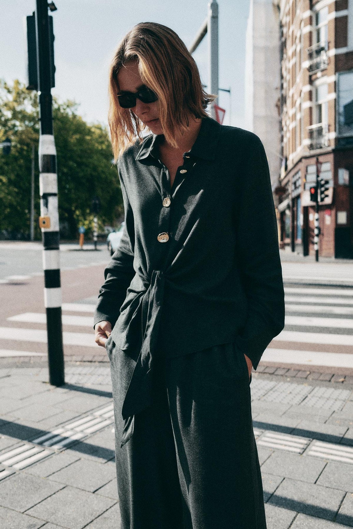 Hemd mit geknoteten Metallknöpfen