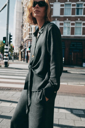 Hemd mit geknoteten Metallknöpfen