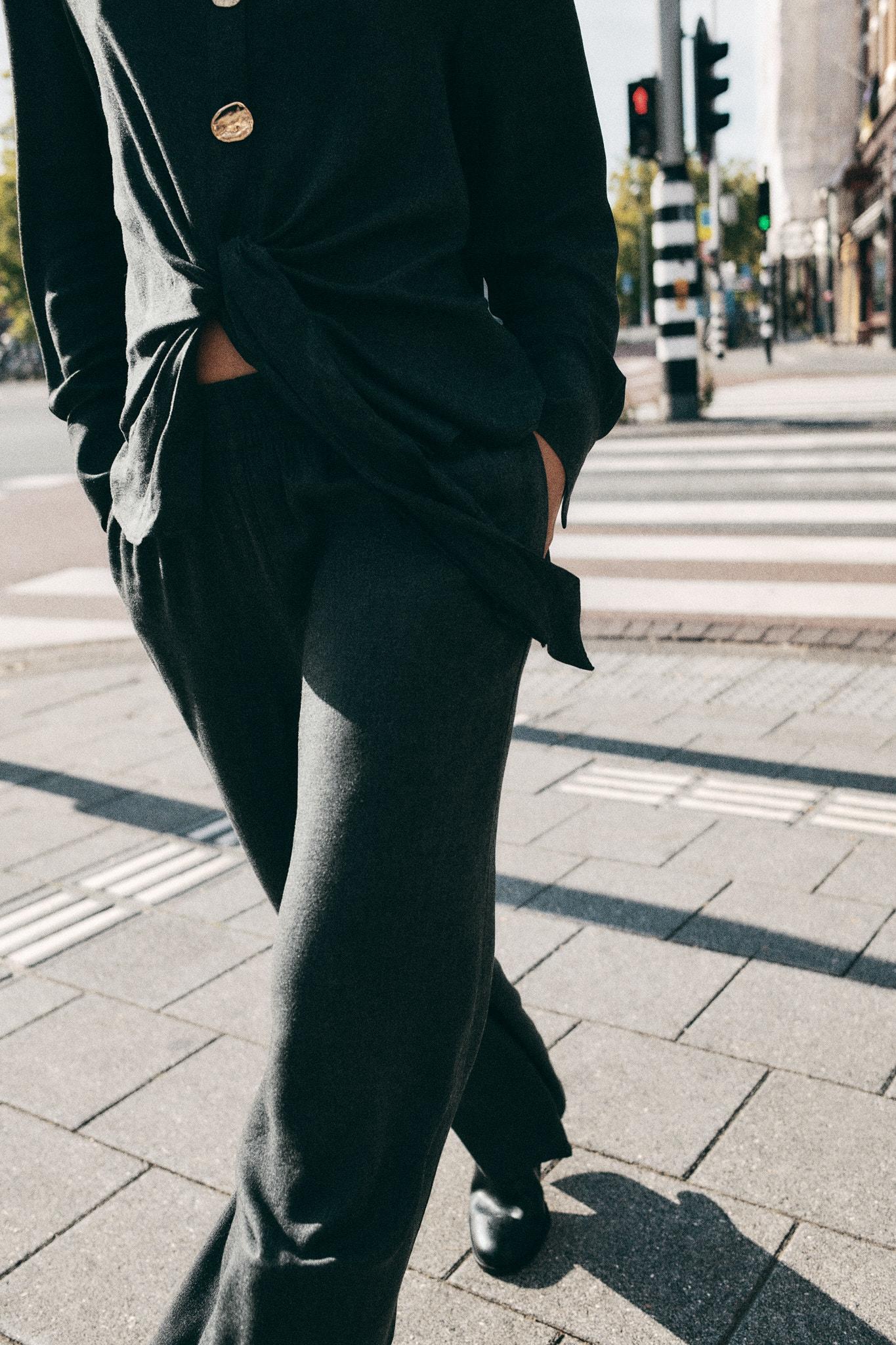 Hemd mit geknoteten Metallknöpfen