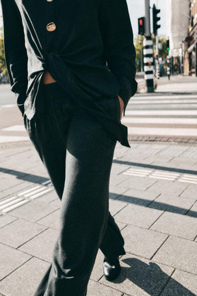 Hemd mit geknoteten Metallknöpfen