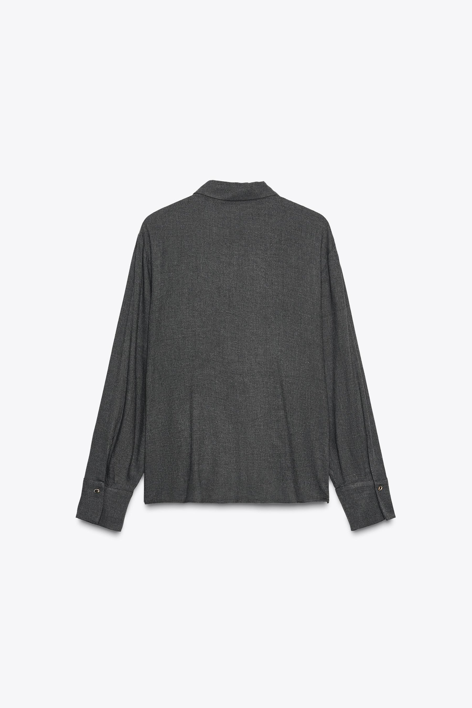 Hemd mit geknoteten Metallknöpfen