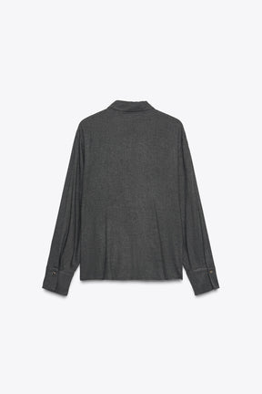 Hemd mit geknoteten Metallknöpfen