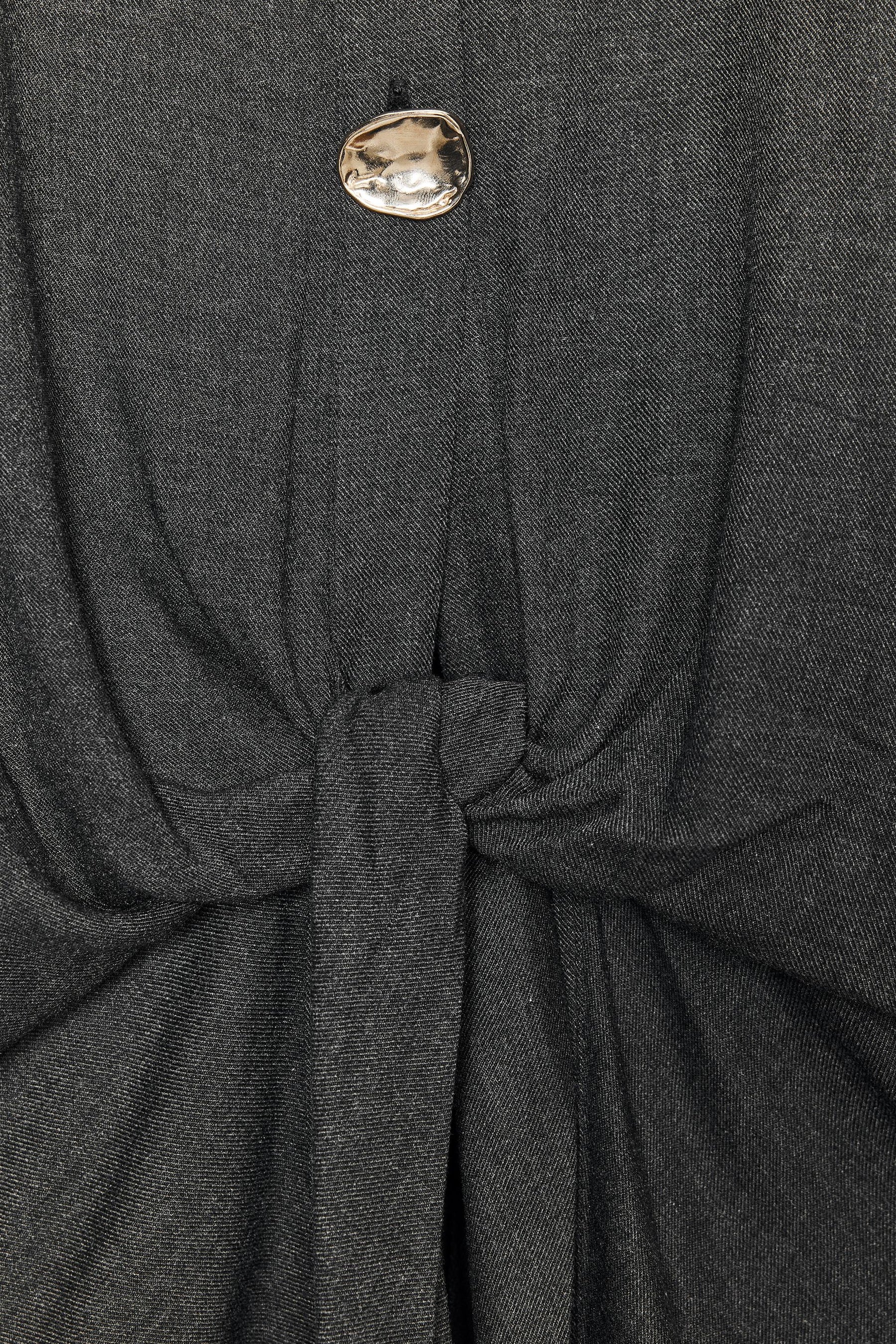 Hemd mit geknoteten Metallknöpfen