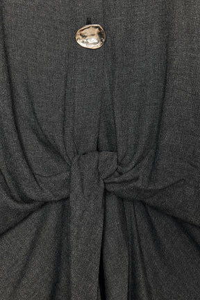 Hemd mit geknoteten Metallknöpfen