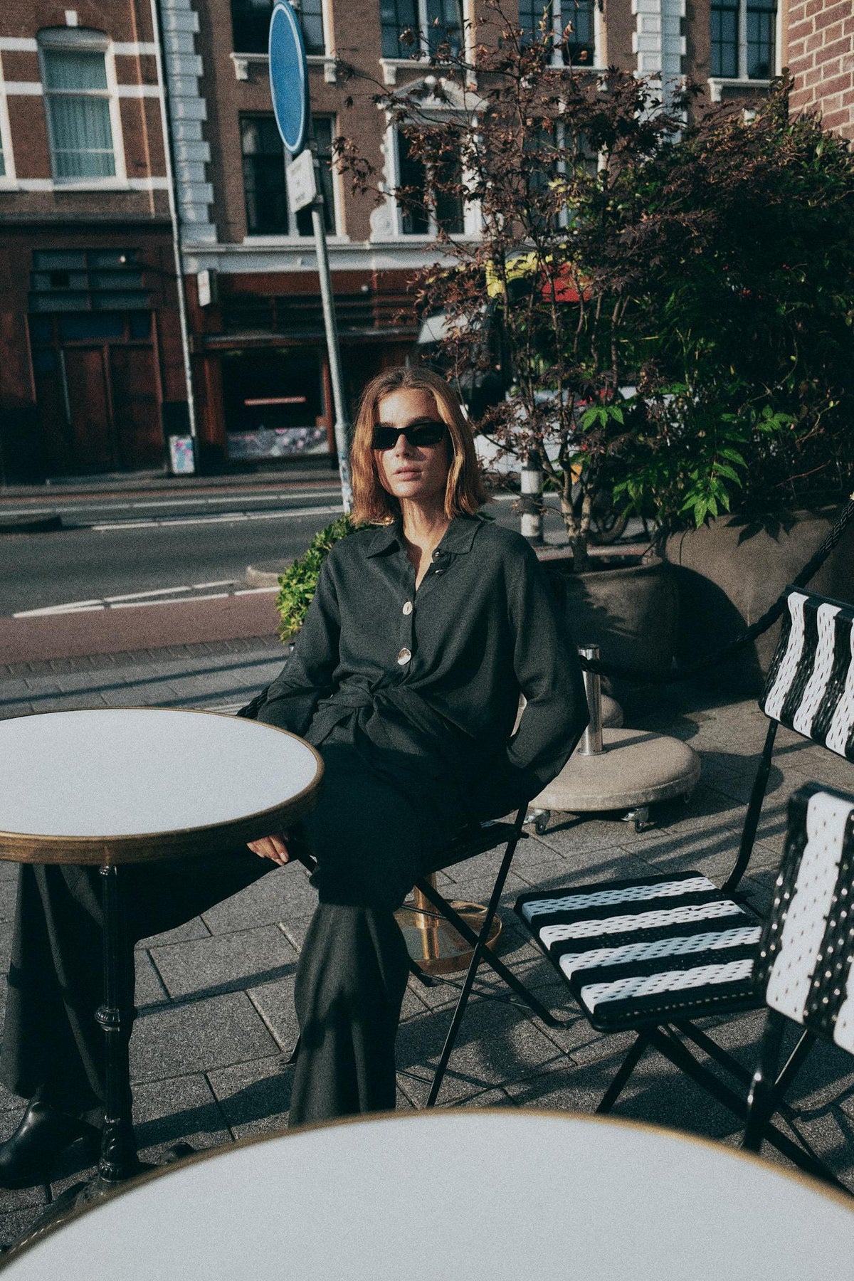 Hemd mit geknoteten Metallknöpfen