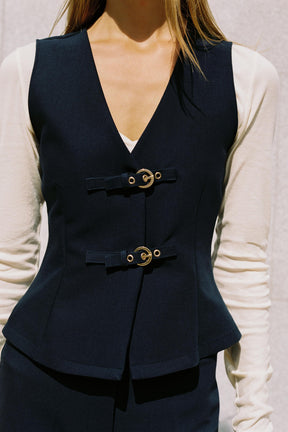 Crêpe-Top mit Schnallendetails