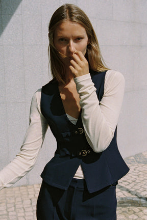 Crêpe-Top mit Schnallendetails