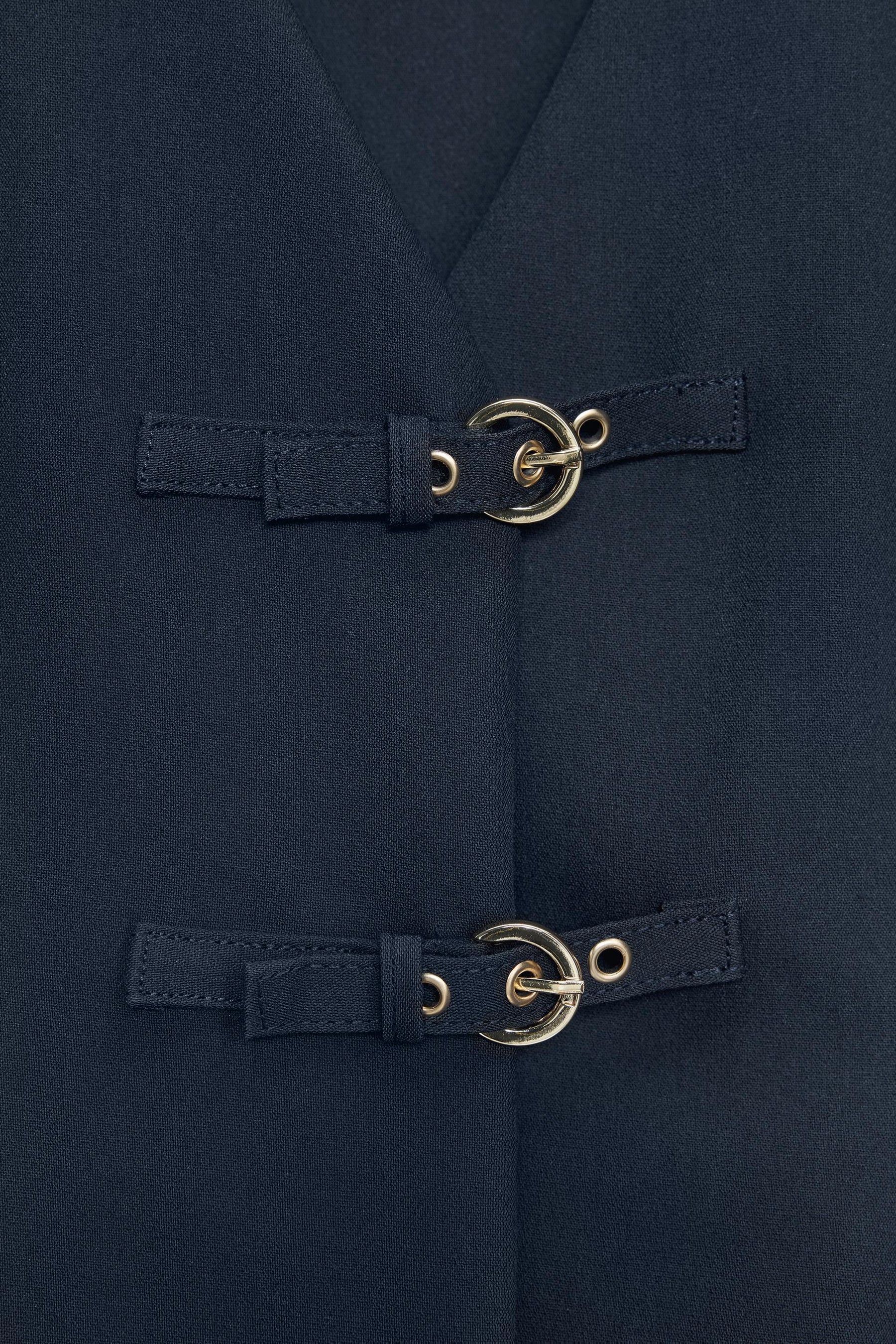 Crêpe-Top mit Schnallendetails